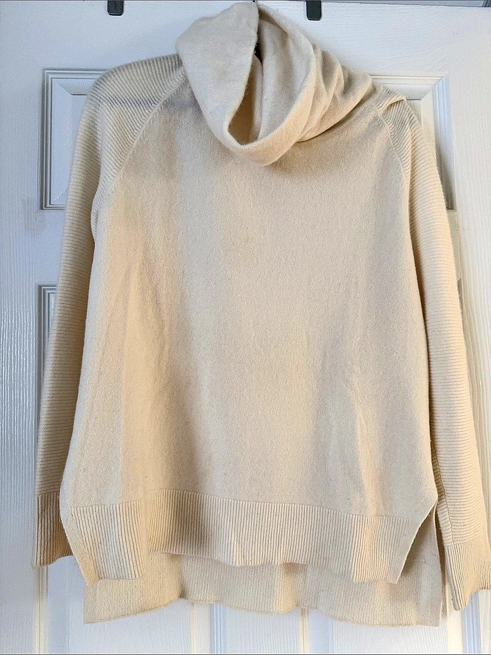 Athleta Cashmere Alpine Turtleneck Sweater Cream Size Medium